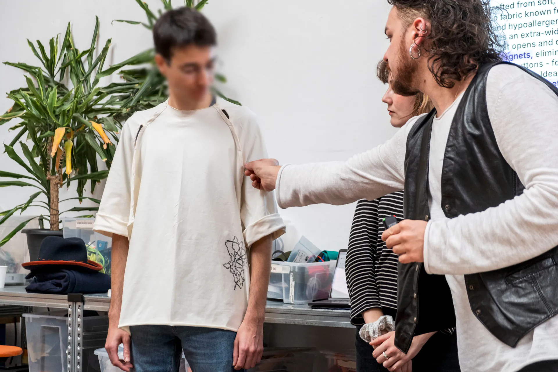 T-shirt en deux parties assemblées avec des aimants pour un enfilage facilité et une réduction de la stimulation sensorielle. SeWith-2_Milan_2331