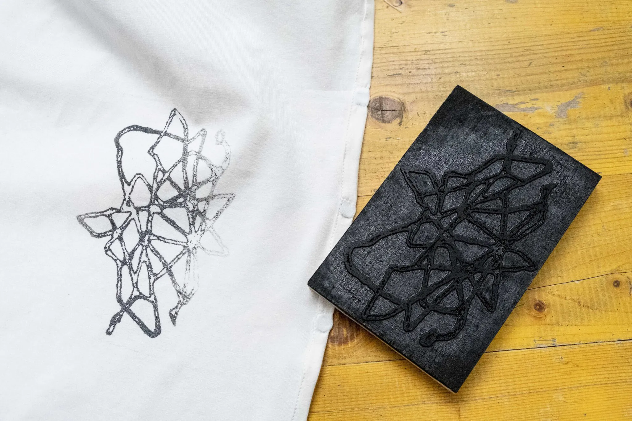 Fabrication de tampons découpés au laser pour l’impression « block printing » sur coton pour une personnalisation de vêtements sans ajouts de parties cousues. SeWith-2_Milan_239-2048x1365