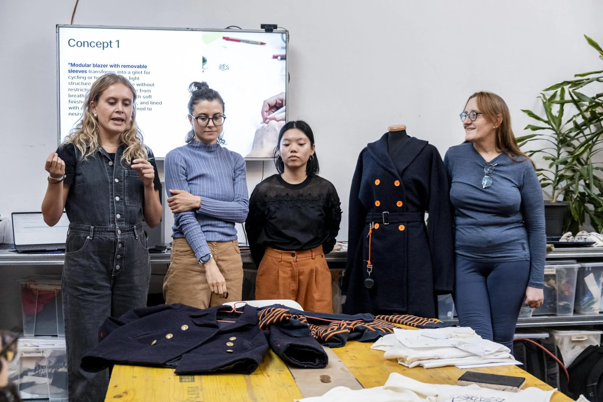 Veste adaptée inspirée d’un caban facilitant l’usage d’une bicyclette,pour une personne avec un syndrome d’Ehlers-Danlos. SeWith-2_Milan_248-2048x1365