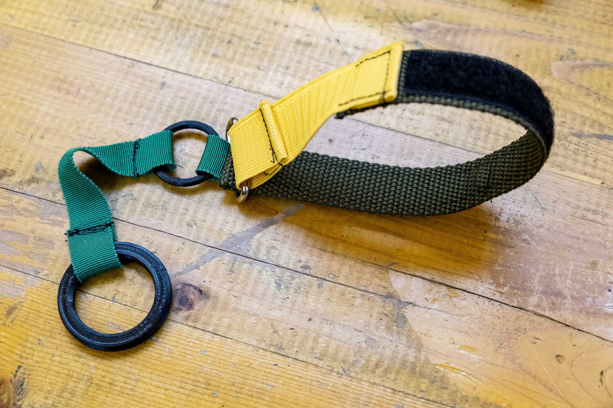 Un bracelet qui facilite l’habillement en retenant les manches d’un sous-pull lors de l’enfillage d’un sweatshirt. SeWith-2_Milan_284-2048x1365